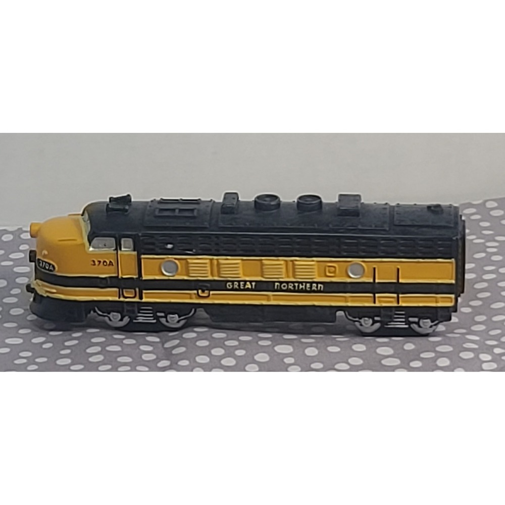 Great Northern 370A Diesel Locomotive Decoration Yellow Black Train Engine